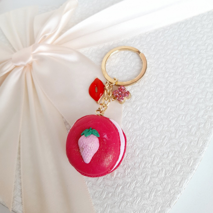 Ключодържател с червен макарон и ягода