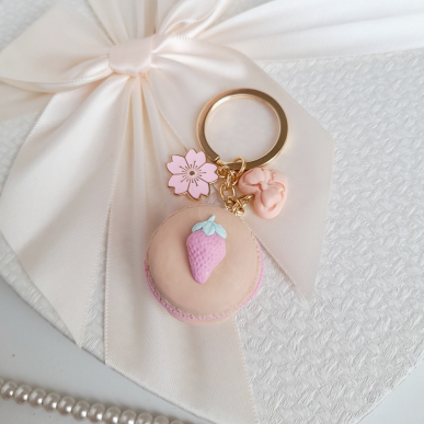 Ключодържател с бежов макарон и ягода