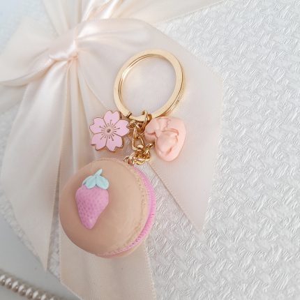 Ключодържател с бежов макарон и ягода