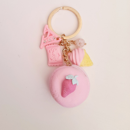 Ключодържател с розов макарон и буква