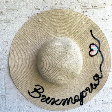 Шапка с име с черно и розово 