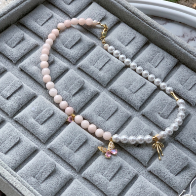 Колие с розов кварц, перли и пеперуда 