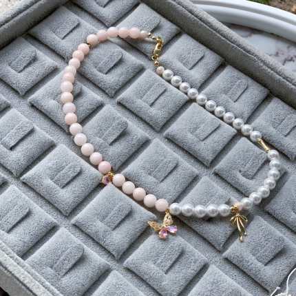 Колие с розов кварц, перли и пеперуда 