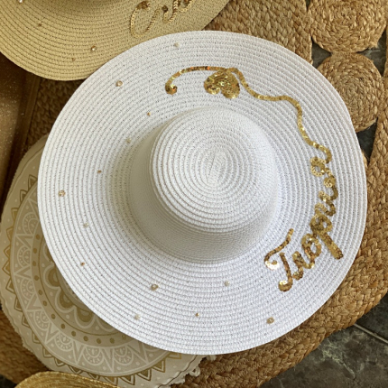 Сламена шапка със златен надпис Сламена шапка със златен надпис