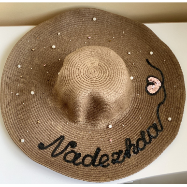Голяма сламена шапка с име 