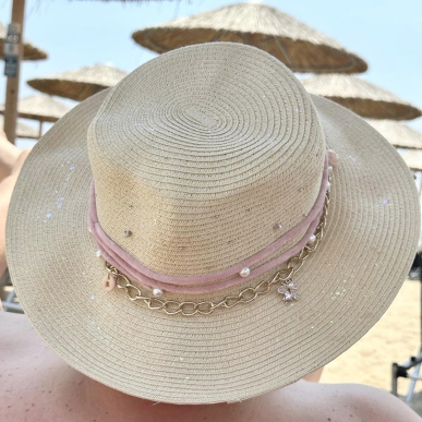 Сламена шапка с метални елементи и перли