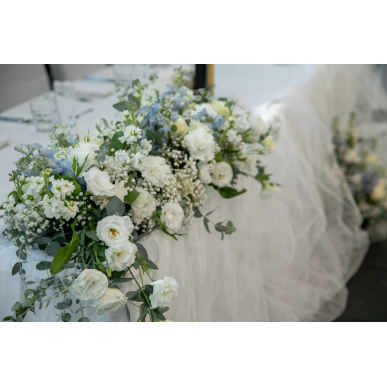 Сватбена украса в бяло и синьо 