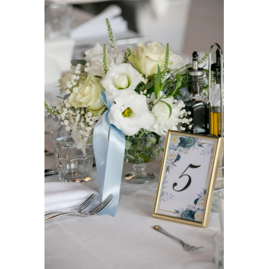 Сватбена украса в бяло и синьо 