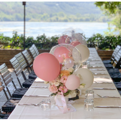 Средна кутия с цветя и балони в розово