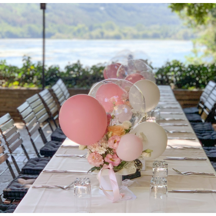 Средна кутия с цветя и балони в розово