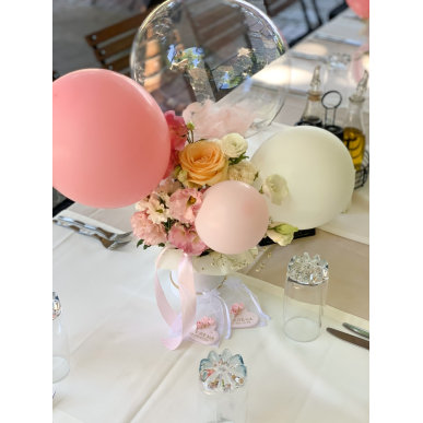 Средна кутия с цветя и балони в розово