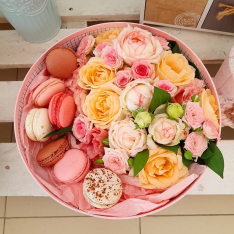 Кутия с френски макарони и рози