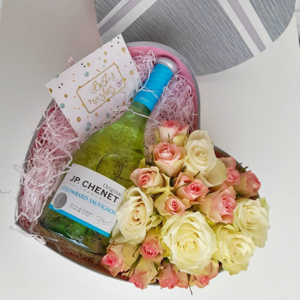 Кутия сърце с рози и вино Кутия сърце с рози и вино