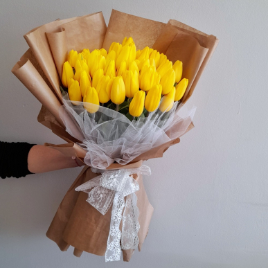 Букет с 51 жълти лалета