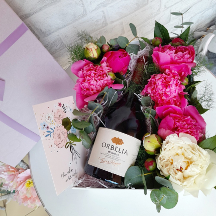 Кутия с вино и божури