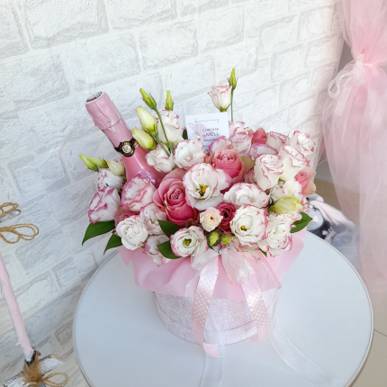 Кутия с роза, еустома и шампанско
