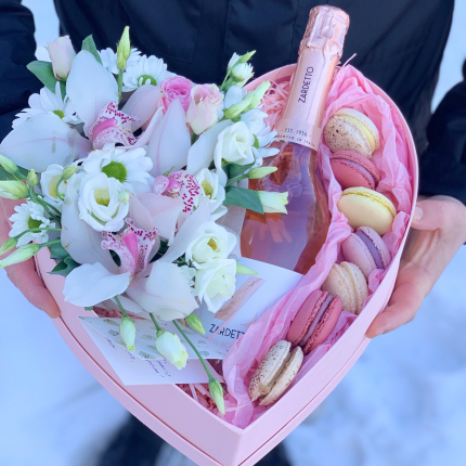 Кутия сърце с просеко и френски макарони 