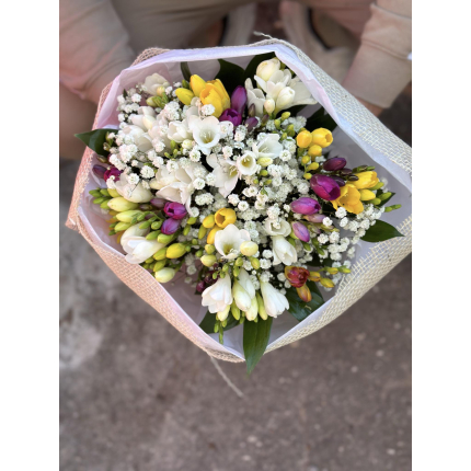 Букет с 31 фрезии