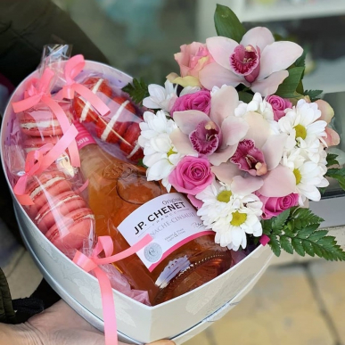 Кутия с вино, френски макарони и орхидеи Кутия с вино, френски макарони и орхидеи