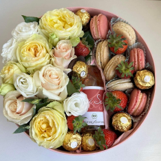 Кутия с рози, френски макарони, бонбони и ягоди
