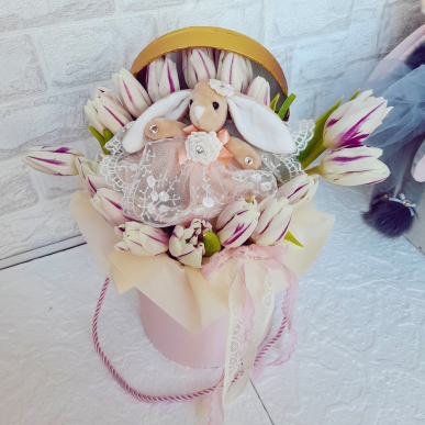 Кутия с лалета и зайче