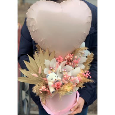 Кутия с мече, балон и орхидея