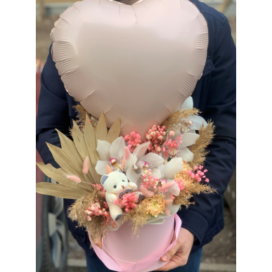 Кутия с мече, балон и орхидея