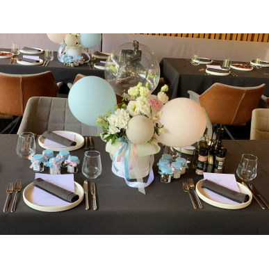 Голяма кутия с цветя и балони