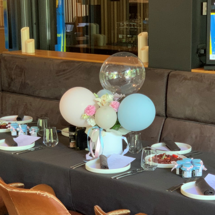 Голяма кутия с цветя и балони