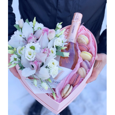 Кутия сърце с просеко и френски макарони  Кутия сърце с просеко и френски макарони