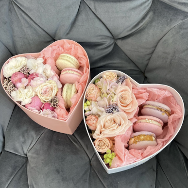 Малка кутия сърце с макарони и цветя