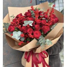 25 червени рози с евкалипт 