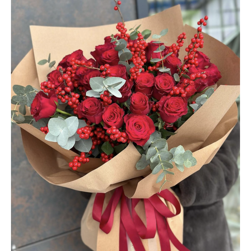 25 червени рози с евкалипт 