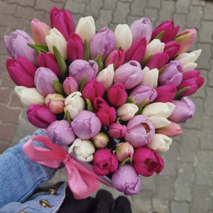 Кутия сърце с 49 лалета