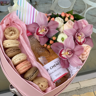 Кутия с вино, френски макарони и орхидеи