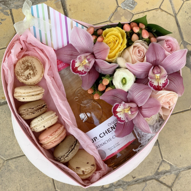 Кутия с вино, френски макарони и орхидеи