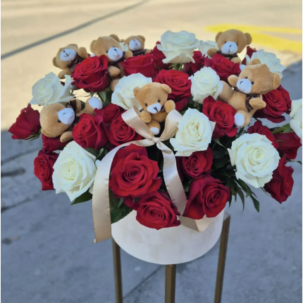 Кутия с 51 червени рози и мече