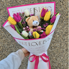 Букет с лалета и мече