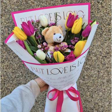 Букет с лалета и мече