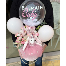Аранжировка със зайче, цветя и балони 