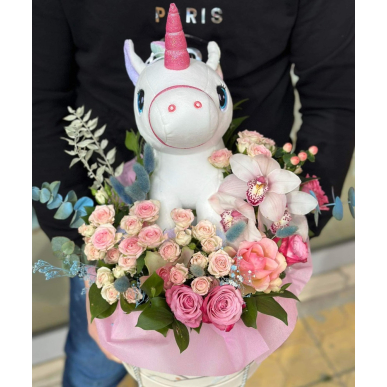 Аранжировка с цветя и еднорог