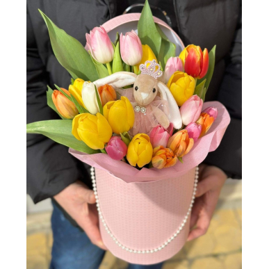 Кутия с шарени лалета и зайче