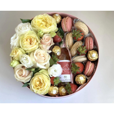Кутия с рози, френски макарони, бонбони и ягоди