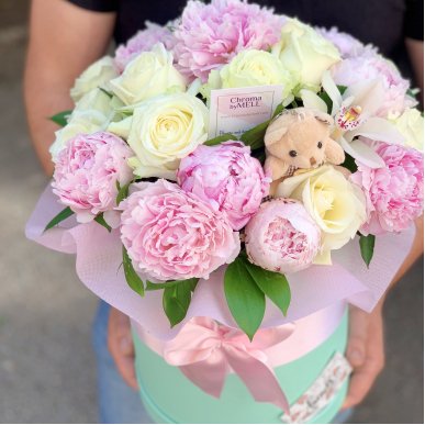 Кутия с божури и мече 