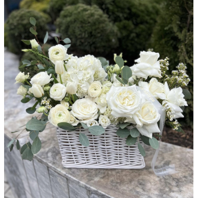Кошница с бели цветя