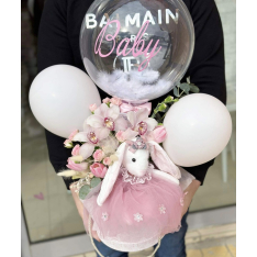 Аранжировка със зайче, цветя и балони 