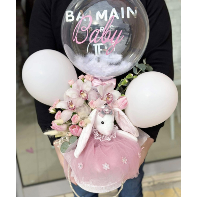 Аранжировка със зайче, цветя и балони 