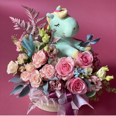 Аранжировка с цветя и еднорог