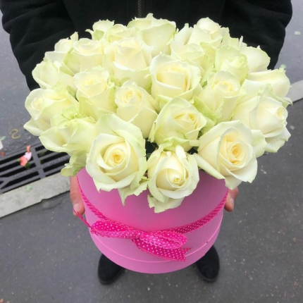 Кутия с бели рози Кутия с бели рози