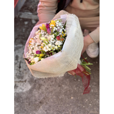 Букет с 31 фрезии